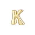 Detailopname van een glanzende 18k vergulde ballon letter K hanger voor DIY sieraden. - Letter K - Goud