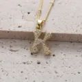 Gros plan détail d'un collier pendentif lettre K en cuivre plaqué or micro-serti de zircon. - Lettre K (Pendentif Uniquement)