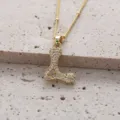 Collier pendentif lettre L en or avec détails étincelants en zircone cubique gros plan. - Lettre L (Pendentif Uniquement)