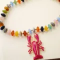 Collier de perles acrylique coloré avec pendentif homard pour femmes style bohème plage - Collier / Rose rouge