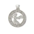 Detail van zilveren Maagd dierenriem hanger, hol astrologisch bedeltje voor ketting accessoire. - Zilver / Maagd