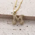 Collier pendentif lettre M en or avec pierres de zircone cubique étincelantes style élégant. - Lettre M (Pendentif Uniquement)