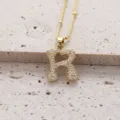 Gros plan détaillé d'un magnifique collier pendentif lettre R en zircone pavé or. - Lettre R (Pendentif Uniquement)