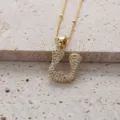 Gros plan détail du pendentif lettre en zircon micro-pavé scintillant sur surface texturée. - Lettre U (Pendentif Uniquement)