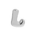 Detail van zilveren puffer letter L bedel, perfect voor DIY handgemaakte kettingen en armbanden. - L-Platina