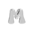 Close-up van de zilveren ballon letter M hanger, glad oppervlak detail voor DIY sieraden maken. - M-Platina
