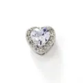 Nahaufnahme des funkelnden herzförmigen Zirkonia-Charms mit einem atemberaubenden Pavé-Halo. - April Geburtsstein Herzanhänger / Weißgold