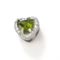 Nahaufnahme Detail eines herzförmigen grünen Stein Charms mit Kristallen für DIY Schmuck. - August Geburtsstein Herzanhänger / Weißgold