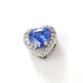 Nahaufnahme eines herzförmigen blauen Kristall-Charms mit glitzerndem Zirkonia-Rand. - Dezember Geburtsstein Herzanhänger / Weißgold