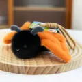 Adorable porte-clés en peluche insecte noir et orange avec pendentif pour sac à dos - Papillon de nuit / Pendentif de qualité supérieure 4 pouces