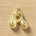 Detalle de dije de letra A inflada en oro, dije de inicial de metal brillante para joyería. - Letra A / Dorado