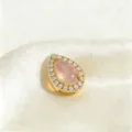 Prachtig waterdruppel hanger detail, roze steen met kristallen halo, mooi verguld sieraad. - Waterdruppel februari