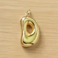 Detalle colgante letra inflada dorada, acabado metal brillante, accesorio joyería. - Letra D / Dorado