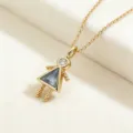 Detalle de un collar con colgante de niña chapado en oro con circonitas brillantes y elegantes. - Niña-Marzo