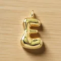 Colgante de burbuja letra E de oro vista cercana con textura metálica brillante y diseño tierno. - Letra E / Dorado