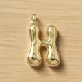 Detalle de colgante con letra H dorada inflada, accesorio de joyería de metal con estilo burbuja. - Letra H / Dorado