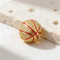 Détail d'un charm basket-ball plaqué or avec zirconias et émail rouge pour bijoux faits main. - Style 3