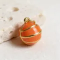 Gros plan détaillé du pendentif en forme de ballon de basket orange avec des lignes dorées. - Style 5