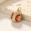 Gros plan détaillé du pendentif de baseball plaqué or avec zircons cubiques scintillants et émail rouge. - Style 7