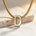 Goldene Fischgrätkette mit silbernem D-Anhänger, minimalistische Edelstahl Halskette. - Halskette D