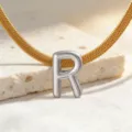 Detailansicht der Titanstahl Schlangenkette Halskette mit stilvollem 3D Buchstaben R Anhänger. - Halskette R
