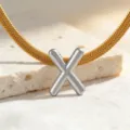 Nahaufnahme einer eleganten Titanstahl Schlangenkette mit silbernem Buchstaben X Anhänger. - Halskette X
