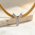Elegante goldene Schlangenkette mit silbernem Buchstabe Y Anhänger Detailansicht - Halskette Y