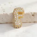 Pendente con lettera a bolla placcato in oro con zirconi cubici scintillanti. - Lettera F / Taglia S
