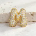 Ciondolo lettera M in zircone cubico pavé dorato, collana accessorio variante stile hip-hop chic. - Lettera M / Taglia S