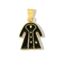 Primo piano dettagliato di un delicato ciondolo in metallo dorato con smalto nero. - Stile cappotto / Nero