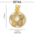 Ciondolo pallone da calcio in oro con zirconi e smalto bianco, accessorio per gioielli 21.6mm. - Stile calcio con strass / Oro