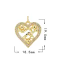 Ravvicinata vista di dettaglio del ciondolo a cuore dorato con zirconi e uccellini delicati. - Circa 19.5x18.5mm