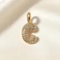 Vergulde letter C hanger sprankelende zirkonia stenen delicate initiele sieraden detail - Letter C