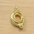 Vista detallada del colgante de letra Q dorada con acabado metálico brillante y diseño 3D. - Letra Q / Dorado