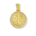 Exquisito colgante redondo chapado en oro con relieve religioso y circonitas brillantes. - G014-6