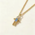 Primer plano detallado de un collar con colgante de robot chapado en oro con piedra azul y cristal. - Niño-Diciembre