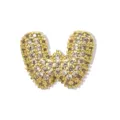 Nahaufnahme des goldenen Pavé-Kristall-Buchstabenanhängers, funkelnde Strasssteine, Schmuck. - Gold Buchstabe W