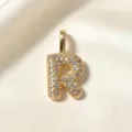 Vergulde letter R hanger detailopname, glanzende zirkonia pavé bedel accessoire fijn. - Letter R