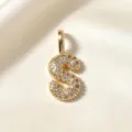 Close-up van de prachtige vergulde letter S hanger met schitterende zirkonia stenen - Letter S