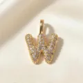 Gedetailleerd uitzicht van een vergulde letter W hanger, schitterend bezet met zirkoniasteentjes. - Letter W