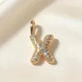 Vergulde letter X hanger met schitterende zirkonia stenen delicate sieraden detail opname - Letter X