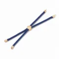 Accessoire de bracelet en cordon torsadé bleu avec breloque dorée et embouts en métal. - Bleu foncé