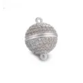 Detailopname van een sprankelende bolvormige magnetische sieradensluiting met zirkonia. - 8mm / Platina
