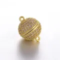 Gedetailleerd close-upgezicht van de fonkelende zirkonia bolvormige magnetische sieradensluiting. - 8mm / Goud