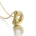 Goldplattierte Bubble-Buchstaben-Anhänger-Halskette Detailaufnahme, glänzende Metalltextur. - Buchstabe D