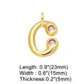 Gedetailleerd overzicht van de gouden letter C hanger met roze zirkoniastenen en maat. - Letter C