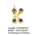 Vergulde koperen letter K hanger met blauwe zirkonia stenen voor DIY sieraden maken. - Letter K