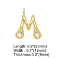 Detail van de gouden letter M hanger met zirkonia stenen en precieze afmetingen. - Letter M
