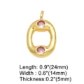 Gedetailleerd aanzicht van de gouden letter O hanger met roze zirkonia stenen. - Letter O