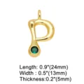 Detail van vergulde DIY letterhanger, versierd met een schitterende groene zirkoon. - Letter P